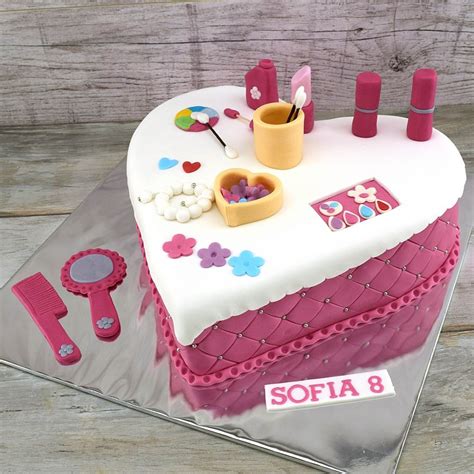 Detská torta v tvare srdca s marcipánovou sovou