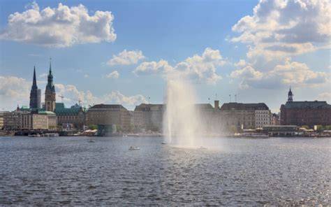 Promenáda Jungfernstieg a pohľad na Binnenalster