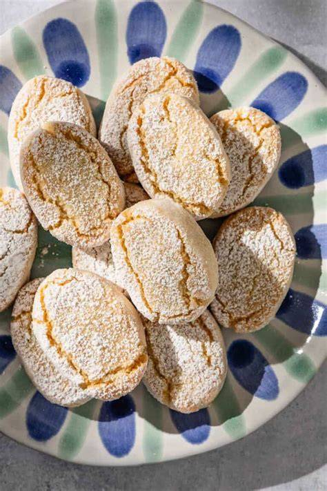 Ricciarelli - poprašovanie cukrom a tradičný tvar oválneho keramického vzhľadu