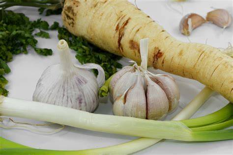 GRAFIKA: Zloženie grilovacieho korenia a jeho zložky (paprika, cesnak, rímska rasca, bazalka, petržlen, zeler)