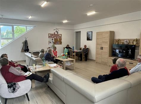 Interiér denného centra pre seniorov s ľuďmi zapojenými do aktivít