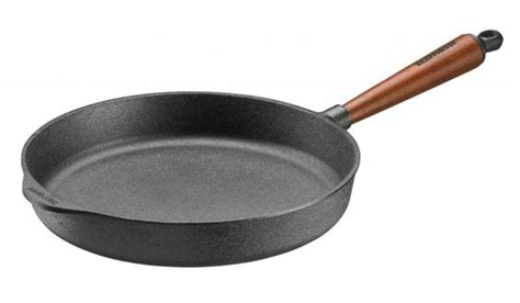 Proces vypalování litinové pánve