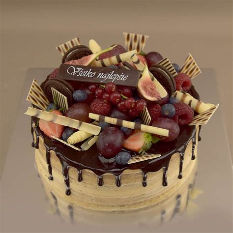 Ozdobená torta k 1. narodeninám s ovocím
