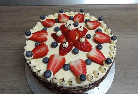 Vrstvená torta s dvoma plnkami