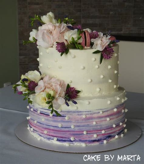 Retro torta zdobená krémom