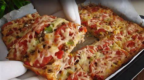 Obrázok: Cuketové cesto na plechu a hotová pizza