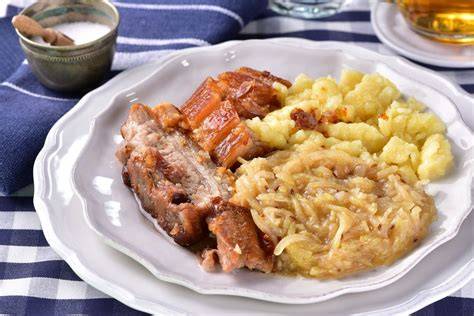 Obrázok klasického vrstveného pečeného hurky so zemiakmi a kapustou