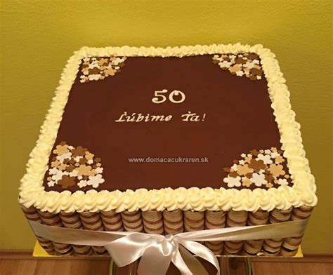 Štvorcová torta nakrájaná na rovnaké kúsky