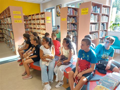 Ilustrácia knižnice s ľuďmi čítajúcimi knihy