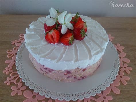 Jahodová torta so šľahačkou a čerstvým ovocím