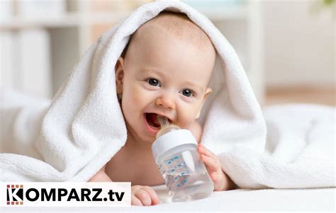 Dieťa pijúce vodu z pohárika
