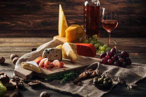 Obrázok: Variácie švajčiarskeho šalátu na doske s ingredienciami