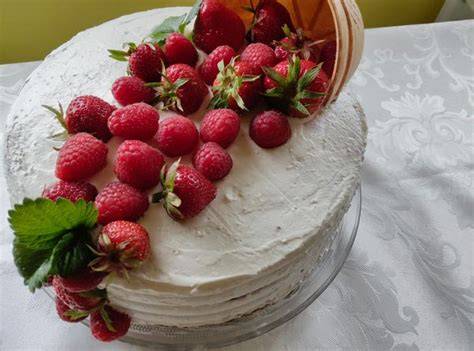 Montáž ovocnej torty s mascarpone krémom