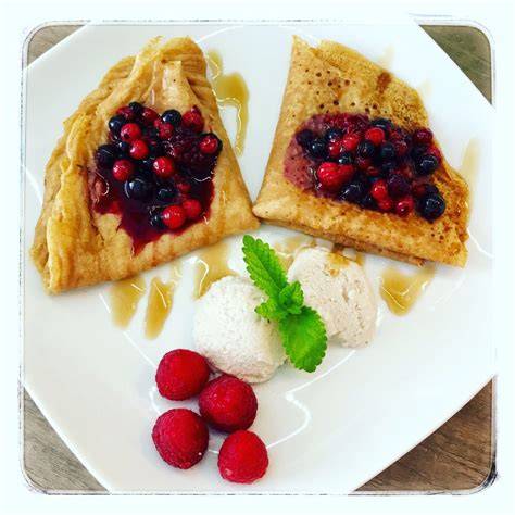 palacinky s ovocím a jogurtom