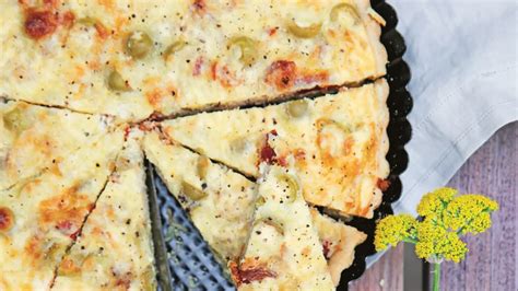 Obrázok: pripravený cibuľový quiche s čerstvým tymianom a olivami
