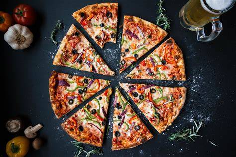 Infografika: Rozloženie ponuky Pizza Západ (pizza, cestoviny, šaláty, jedlá z trhaného mäsa)
