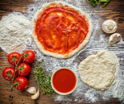 Infografika: Schéma tradičného postupu na taliansku pizzu (cesto, sugo, obloha, pečenie)