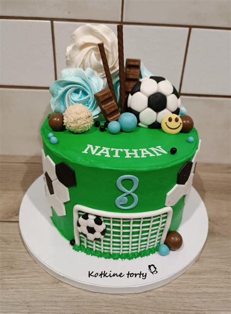 Futbalová torta s logom tímu a figúrkami hráčov