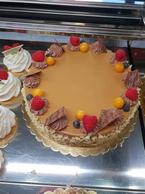 Gastro foto: rôzne verzie mrkvovej torty na stole