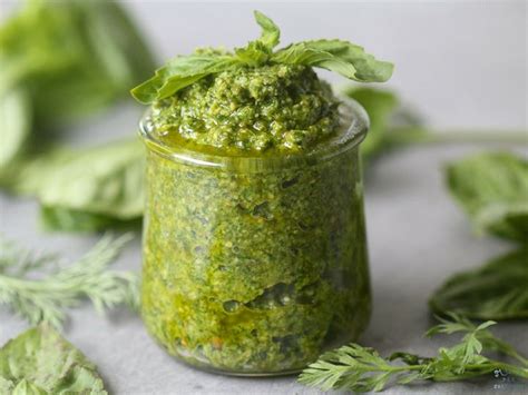 Pesto z mrkovej vňate - zobrazenie surovín a výsledného sosu