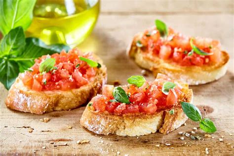 Bruschetta: chlieb s cesnakom, olivovým olejom a paradajkovou omáčkou