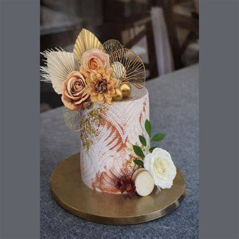 elegantná tmavá torta s metalickými zlatými detailmi
