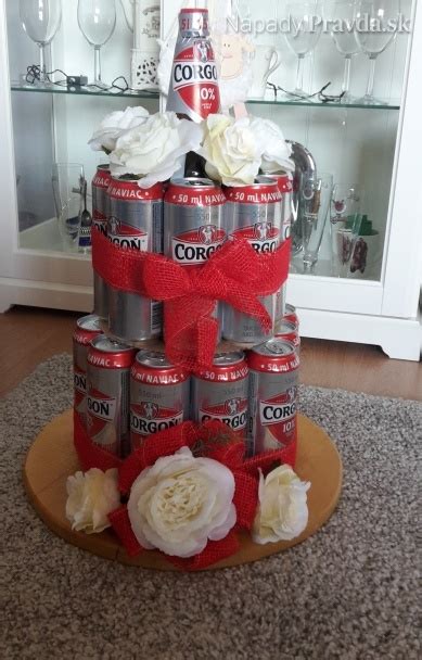 torta z plechoviek piva zabalená do celofánu s ozdobnou stuhou