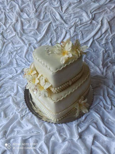 Obria poschodová torta s elegantnými ornamentmi a jedlými perlami