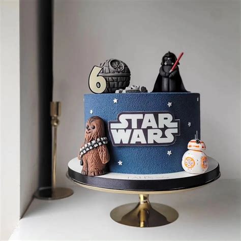 Star Wars torta s figúrkami a modrými vrstvami