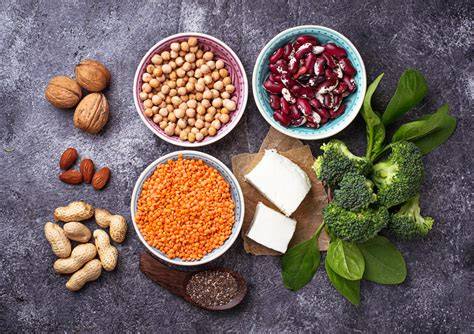 Infografika: Porovnanie nutričných profilov najpoužívanejších rastlinných náhrad mäsa (bielkoviny, vláknina, tuky, vitamíny, minerály)