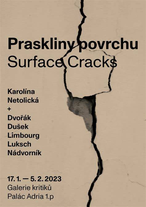Detail: praskliny na povrchu cesta a formy pripravené na pečenie