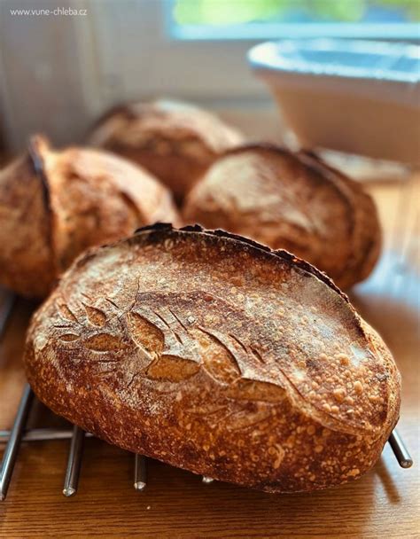 Čerstvý chleba vychladzujúci na mriežke