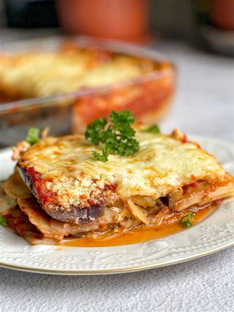 Obrázok s ingredienciami: paradajková omáčka, baklažány, ricotta salata, lasagne pláty
