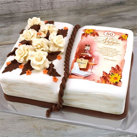 Inšpirácia: torta v tvare knihy so symbolmi viery a meno oslávenca