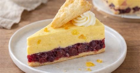 vrstvená torta z lístkového cesta s čerešňami