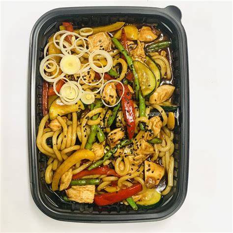 Obrázok: Teriyaki marinované mäso na špajdľach s čerstvou zeleninou