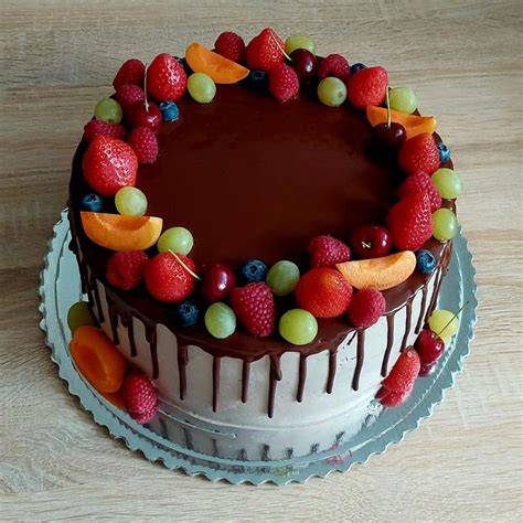 Čokoládová torta a ovocná elegancia