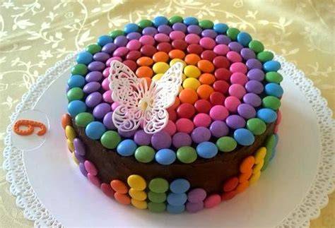 Farebná detská torta s lentilkami