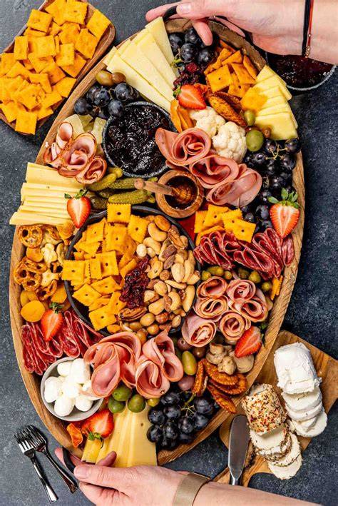 Charcuterie board s chlebom