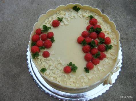 Obrázok torty s bielou a tmavou čokoládou - elegantná kombinácia farieb