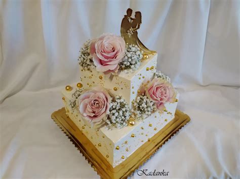 Fotografia elegantnej torty s tmavým dizajnom a zlatými detailmi.