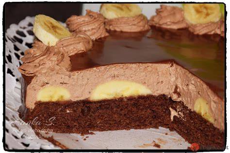 hotová torta s krémom z ľadových gaštanov a banánmi