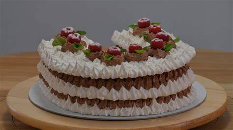 Penová torta s pestrou výzdobou z ovocia a čokolády