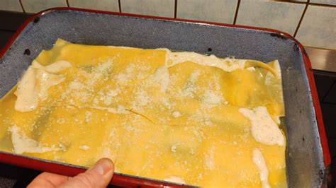 Obrázok vrstvenia lasagní: bešamel, ragú a syry