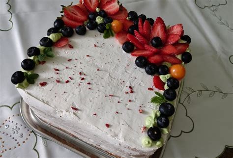 Zostavená obdĺžniková torta s krémom a ovocím