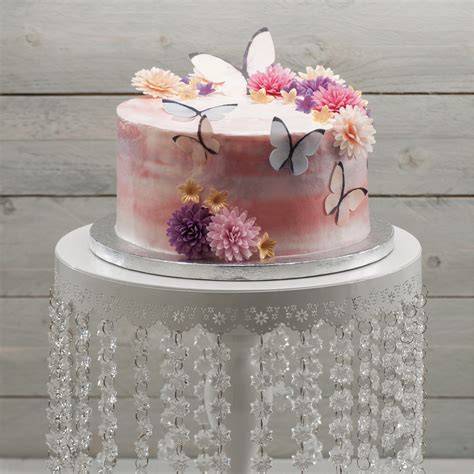 Inšpirácie: ovocie, čokoláda a jedlé kvety na torte