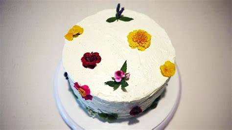 Jedlé kvety na torte