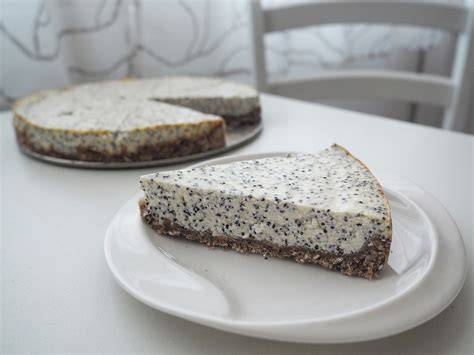 Makový cheesecake s ovocím a jemnou textúrou krému