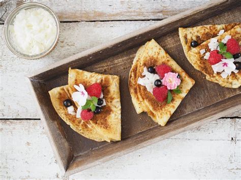Obrázok: hotové palacinky s kokosovým nápojom a ovocím