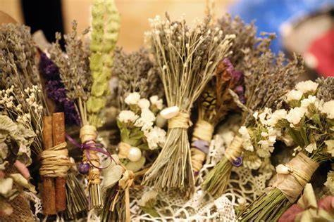 bylinky a sušené kvety pripravené na pridanie do mydla